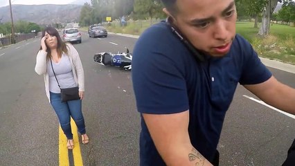 Un motard fait une énorme chute mais regardez ce qu'il avait dans son pantalon...