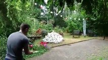 Il met le feu à son jardin en brûlent un tas de papier