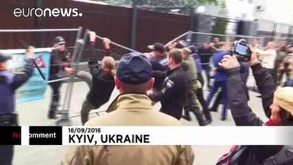 Kyiv: Protesters block entrance to Russian embassy