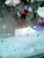 Scandale au marché castors : Des vendeurs lavent leurs légumes dans les eaux stagnantes