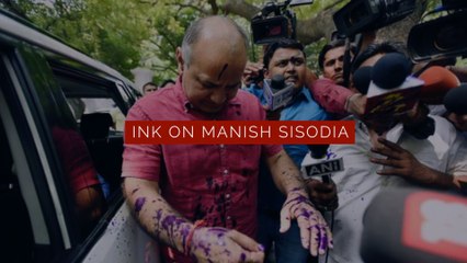 Watch: Man throws ink at Manish Sisodia outside Najeeb Jung's office, accuses him of inaction