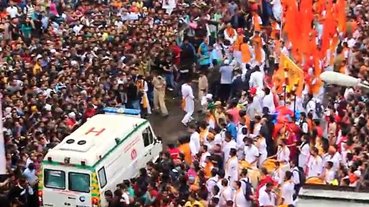 La foule laisse passer une ambulance