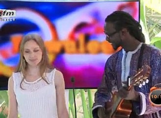 Vidéo: extraordinaire une toubab reprend la chanson de Youssou Ndour happy en wolof  dans yéwouleen