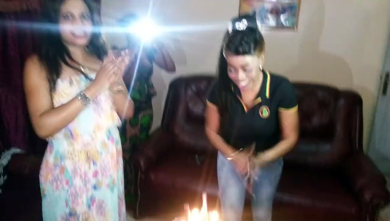 daro souffle les bougies du gateau anniversaire