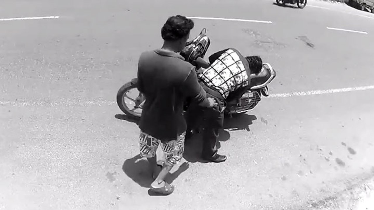 Un pickpocket tente de voler un portefeuille et se fait filmer par une  caméra de surveillance - Vidéo Dailymotion