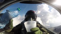 O que acontece quando um piloto bebe um copo de água de cabeça para baixo dentro de um caça