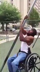 Il est en chaise roulante et super impressionant