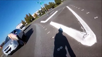 Un motard se fait percuter par derrière ... par sa propre mère !