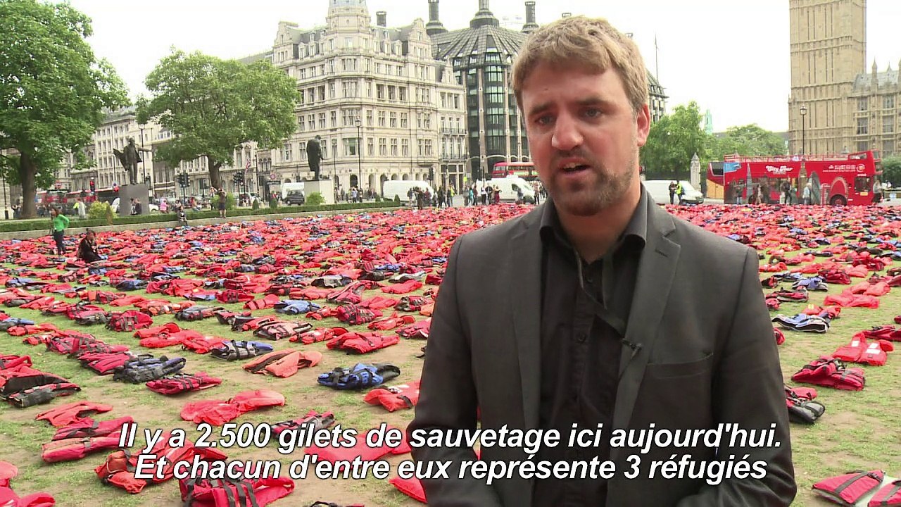 Londres: un cimetière de gilets de sauvetage devant le Parlement