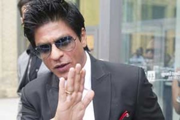 OMG! SRK pushes a fan in Amsterdam!