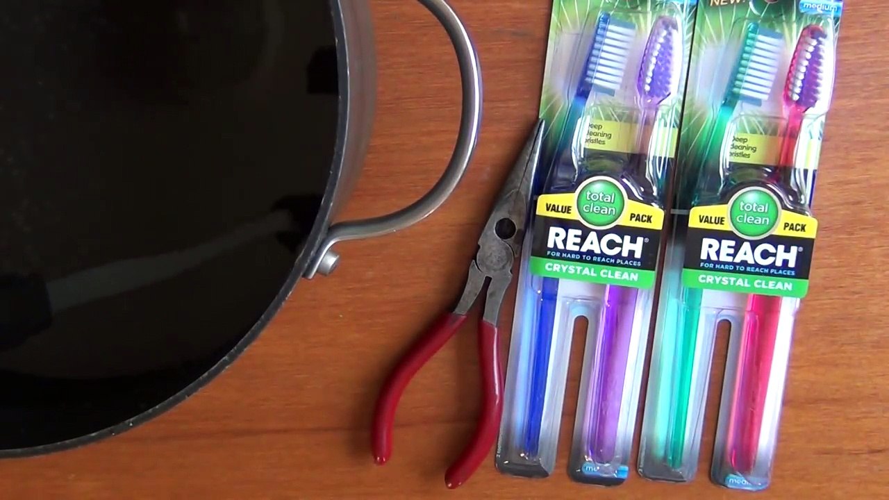 ​Ela arranca os fios da escova de dentes e coloca-a em água, vê só o que sai de lá!​