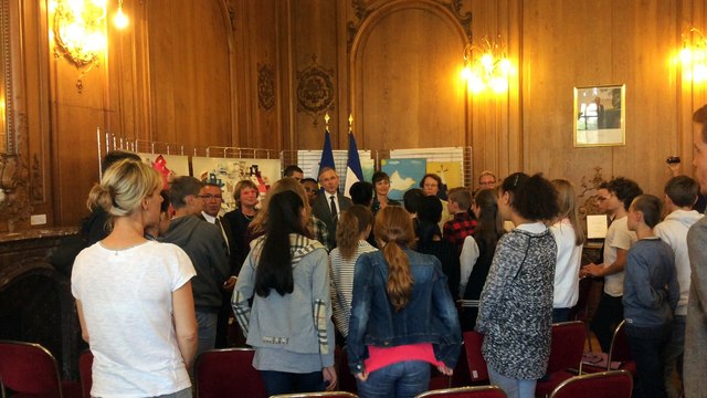 La Marseillaise chantée par les élèves du collège Foch de Strasbourg, le préfet et la rectrice