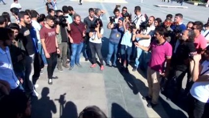 Descargar video: Diyarbakır'da Öğretmenlerinin Açığa Alınmasını Protesto Eden Liseliler Gözaltına Alındı