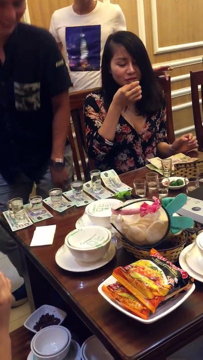 Thất kinh với chiêu trò uống rượu moi tiền của khách