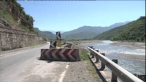 Elbasan-Librazhd, rruga e dëmtuar, s’ka fonde për riparim - Top Channel Albania - News - Lajme