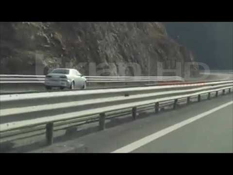 RREZIK NE RRUGEN E KOMBIT, NJE MAKINE ECEN NE KRAH TE KUNDERT PER DISA KILOMETRA