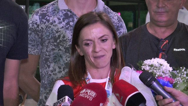 Report TV - Luiza Gega pritet nga tifozët në aeroport pas medaljes në Holandë