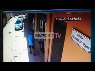 Report TV - Grabitja e bankës dje në Vlorë ja video e makinës së autorëve