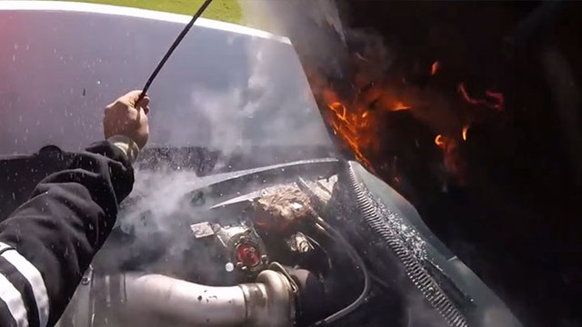 Il reste d'un calme impressionnant alors que son moteur a pris feu