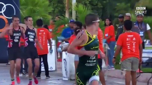 Alistair Brownlee helping brother Jonny finish his triathlon sacrificing his chance of winning.