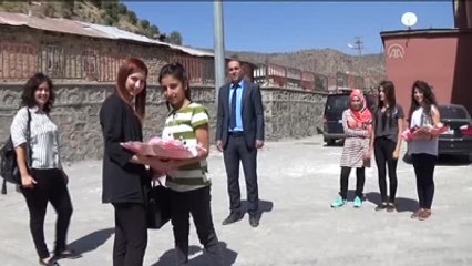 Çukurca'da Öğretmenler Çiçeklerle Karşılandı