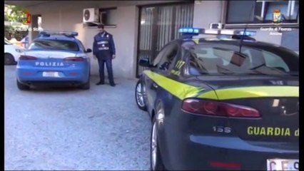 Download Video: PRANGA TRAFIKANTEVE TE KLANDESTINEVE NGA ITALIA NE BRITANI,MES TYRE DHE SHQIPTARE LAJM