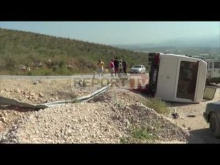 Report TV - Berat, i këputen frenat, rrëzohet furgoni, gruaja hidhet dhe gjen vdekjen