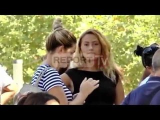 Report TV - Reforma në Drejtësi, të rinjtë protestë tek Kuvendi: Miratojeni sa më parë