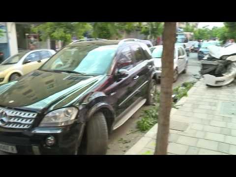 Tiranë, makina fluturon' në trotuar - Top Channel Albania - News - Lajme