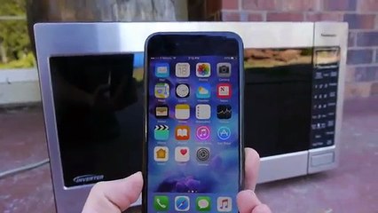 Esto fue lo que pasó cuando intentaron cargar un iPhone 7 en un microondas