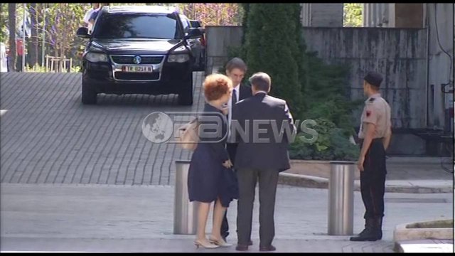 Ora News – Vlahutin me Fleckenstein takon Ramën në kryeministri më pas nisen tek Meta