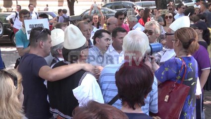 Report TV - Lu në protestë, e surprizojnë më këngë polifonike për SHBA e reformën