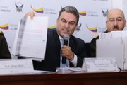 Ministro Serrano muestra solicitudes de pases policiales