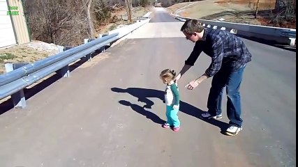 Ces enfants découvrent pour la première fois leur ombre !