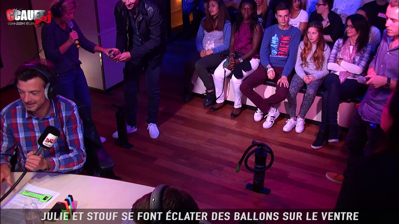 Julie et Stouf se font éclater des ballons sur le ventre - C'Cauet sur NRJ