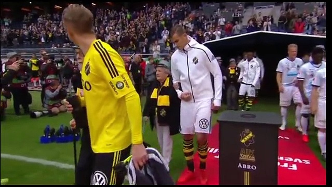 Une équipe de football invite des personnes âgées à la place des enfants en Suède