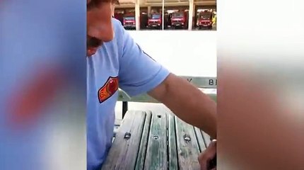 Comment enlever une alliance coincée sur un doigt