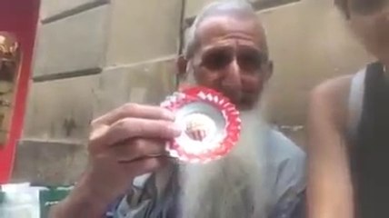 پاکستان سے اسپین گئے بابا جی اپنےانوکھے ہنراور مہمان نوازی کی