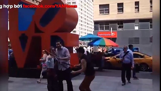 Thanh niên chơi lầy cắt gẫy gậy selfie của người đi đường