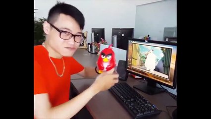 Chàng trai biến ra tiền chỉ trong chớp mắt