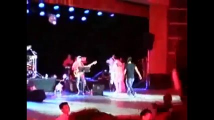 Sao Việt bị tấn công bằng chai nhựa, cà chua khi trình diễn