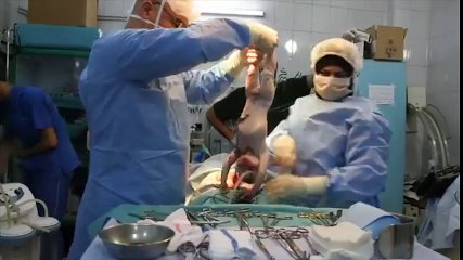 Hồi hộp chứng kiến quá trình cứu sống bé sơ sinh chết ngạt