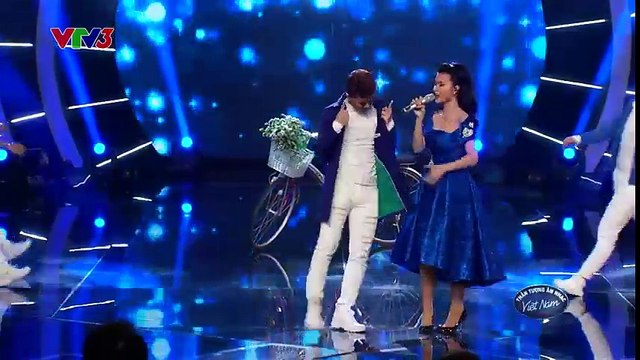 Đông Nhi xinh đẹp và tỏa sáng với hit Love Like You trên sân khấu 'Vietnam Idol'