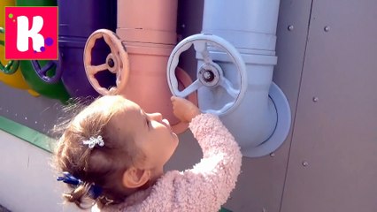 Груша с соской Катя и Макс стреляют помидорами Карусель с машинками и Ресторан с едой приезжающей на горке видео 2016