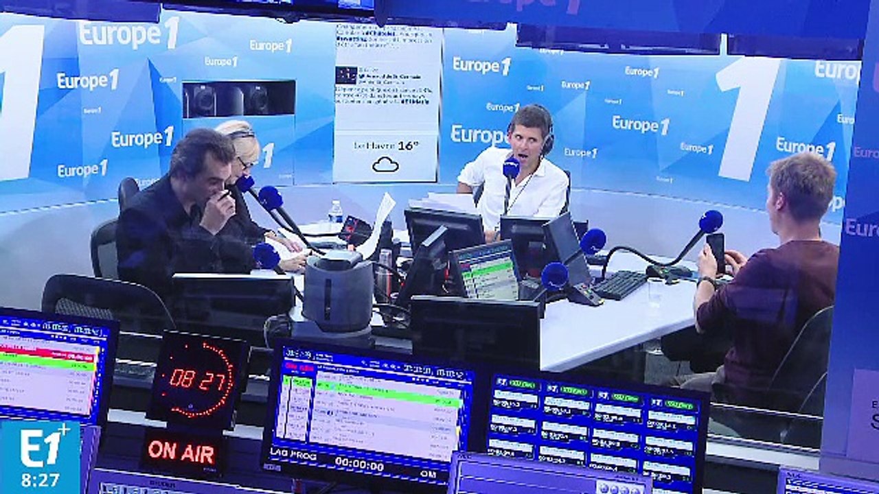 Au théâtre, ce sont les figurants qui se prennent pour Dieu