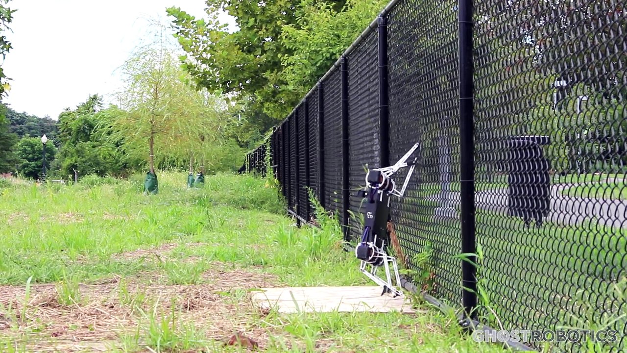 Ce robot grimpe aux parois verticales et murs - Ghost Minitaur Intro