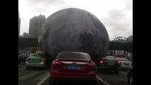 Une énorme lune roule sur les voitures en Chine !