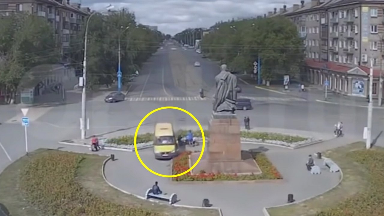 Une camionnette traverse un rond point