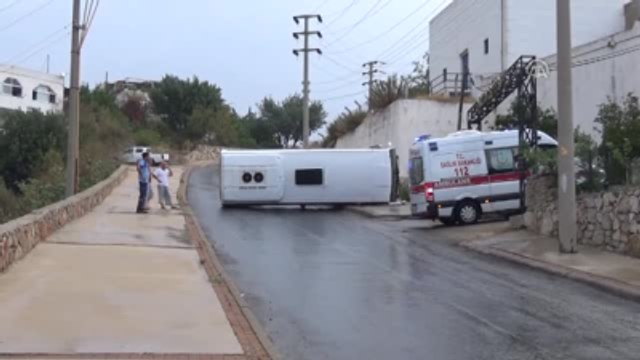 Bodrum'da Midibüs Devrildi: 1 Yaralı