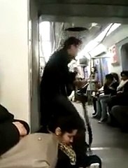 Un chanteur devient complètement dingue dans le métro